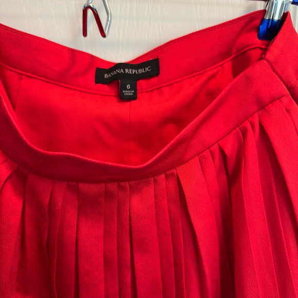 Red Banana Republic pleated skirt. Size 6. - Picture 3 of 3
